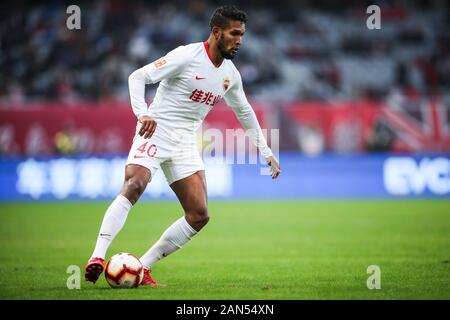 Brasilianisch-portugiesische Fußballspieler geboren Dyego Sousa von Shenzhen F.C. hält den Ball in der 30. Runde der Chinese Football Association Überh Stockfoto