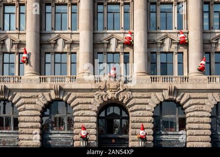 Santa Claus Zahlen sind 'klettern' einer Wand eines Gebäudes durch den Bund in Shanghai, China, 2. Dezember 2019. 20 Santa Claus Zahlen wurden outsid Stockfoto