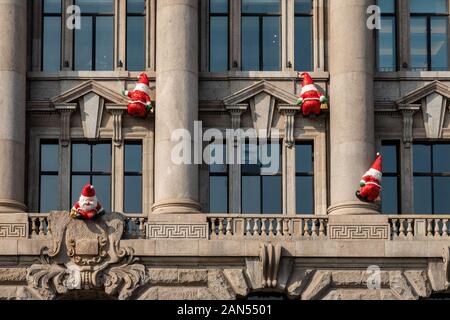 Santa Claus Zahlen sind 'klettern' einer Wand eines Gebäudes durch den Bund in Shanghai, China, 2. Dezember 2019. 20 Santa Claus Zahlen wurden outsid Stockfoto