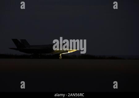 Ein Pilot mit Marine Fighter Attack Squadron 121, 1 Marine Flugzeugflügel, bereitet sich nach der Teilnahme an einem kombinierten Nacht Feld Carrier Landing Praxis Nutzung der F-35 Lightning II mit Marine Wing Support Squadron 171, 1. MAW, auf Ie shima Insel, Jan. 9, 2020. Die Fähigkeit, eine FCLP Übung durchzuführen, erhöht die betriebliche Flexibilität, Überlebensfähigkeit und Letalität der Marines und Flugzeuge des 1. MAW. (U.S. Marine Corps Foto von Lance Cpl. Ryan Persinger) Stockfoto