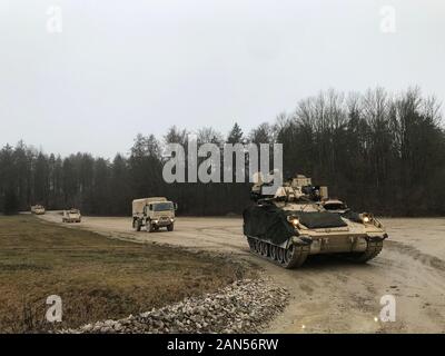 U.S. Army Staff Sgt. Bryan Bobe-Figueroa führt die 4. Staffel, 9th Cavalry Regiment (Darkhorse) post-Befehl auf Konvoi Operationen während der kombinierten Lösung XIII in Grafenwöhr Training Area. Die Darkhorse probten die Aufteilung auf Ihren Befehl post Operationen Elemente, ausgeführt Konvoi Operationen und die Wiederherstellung der Knoten auf dem Gebiet der Operationen. Foto von U.S. Army Master Sgt. David Ruiz Stockfoto