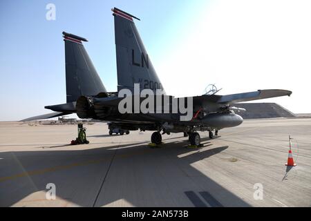 Eine F-15E Strike Eagle befindet sich auf der Flucht vor einem Ausfall im Prince Sultan Air Base, Königreich Saudi-Arabien, Jan. 8, 2020. Der Strike Eagle ist ein Dual-rolle Kämpfer entwickelt, Luft-Luft- und Luft-Boden-Einsätze zu führen, die belegen US Air Forces Central Commands' Haltung zu konkurrieren, abzuschrecken, und gegen staatliche und nicht-staatliche Akteure zu gewinnen. (U.S. Air Force Foto von Tech. Sgt. Michael Charles) Stockfoto