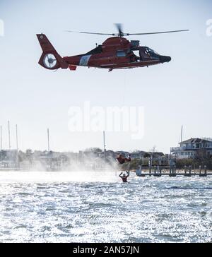 Zwei Überleben, Steuerhinterziehung, Widerstand und Flucht (SERE) Dozenten unterrichten sechs Flieger zu Joint Base Mc Guire-Dix - Lakehurst die Fähigkeiten der SERE in Harvey Cedars, New Jersey, Dez. 3, 2019 zugeordnet. SERE ist ein Programm, das US-Militär bietet mit der Ausbildung in der Ausweichenden erfassen, Überleben Fähigkeiten, und das Militär Verhaltenskodex. Das Team hatte die Gelegenheit, eine neue wet-suit, isoliert vom kalten Wetter und verhindert, dass Wasser zum Einweichen der einzelnen Tests. (U.S. Air Force Fotos von älteren Flieger Ariel Owings) Stockfoto