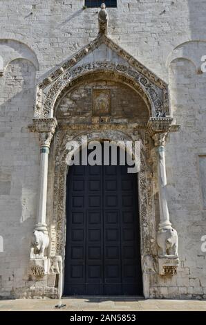 Basilika des Heiligen Nikolaus von Bari (Basilica di San Nicola): vordere Tür. Italien Stockfoto