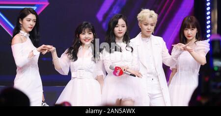 Chinesisches Mädchen idol Gruppe Rocket Girls 101 führt auf der Bühne Tencent Doki in Peking, China, 29. Dezember 2019. Stockfoto