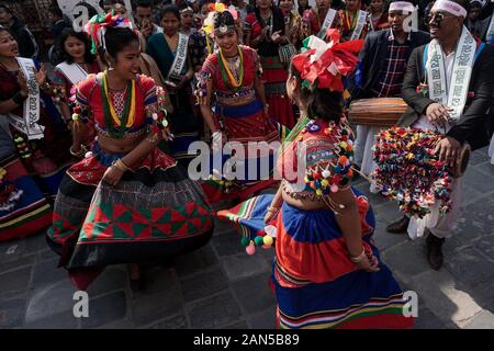 Nepalesische Frauen aus der Tharu Gemeinschaft tragen ethnischen Outfits singen und tanzen wie sie Teil während der Parade die Kennzeichnung der Magh Sankranti oder Makar Sankranti Festival. Makar Sankranti auch als Maghi bekannt, ist vor allem durch die endogene Gruppen von Nepal, Tharu, Kirant, Newar beobachtet. Je nach Kultur Experten, Tharu und Kirat beobachten Maghi in das Neue Jahr. Stockfoto