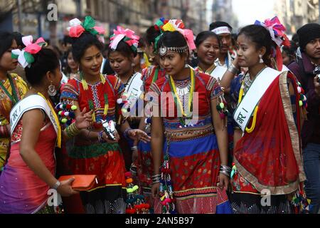 Nepalesische Frauen aus der Tharu ethnischen Gemeinschaft tragen Outfits, wie sie Teil während der Parade die Kennzeichnung der Magh Sankranti oder Makar Sankranti Festival. Makar Sankranti auch als Maghi bekannt, ist vor allem durch die endogene Gruppen von Nepal, Tharu, Kirant, Newar beobachtet. Je nach Kultur Experten, Tharu und Kirat beobachten Maghi in das Neue Jahr. Stockfoto