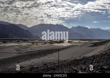 Trockene trockene Dessert Sand Dünen von nubra Tal mit himalayan karge Gebirge im Hintergrund in Ladakh, Kaschmir, Indien Stockfoto
