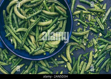Emily und Gartenbohne Gemüse Chips. Gesunde vegane Snacks. Gemüse-chips auf schiefer Muster Stockfoto