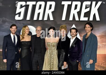 London, Großbritannien. 15 Jan, 2020. Harry Treadaway, Jeri Ryan, Patrick Stewart, Isa Briones, Michelle Hurd, Jonathan Del Arco und Evan Evagora nehmen an der Amazon Original, Star Trek: Picard 'UK TV Premiere im Odeon Luxe, Leicester Square. Credit: SOPA Images Limited/Alamy leben Nachrichten Stockfoto