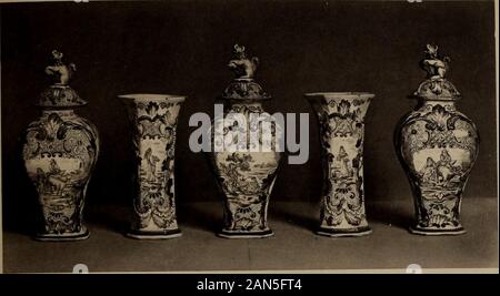 Bebilderte Katalog der Kunst und literarischen Eigentums gesammelt von den späten Henry GMarquand. Dles. Chien Herz-lungen-Periode, 1736-1795. Teakholz Finish. Höhe, 19 Zoll. 364 - Cloisonne Emaille Vase. Ovale Flasche geformt, mit hohen, schlanken Hals. Konventionalisierte Blumen, Arabesken und palmations in dunklen Tönen von Blau, Rot, Weiß, Grün und Jade, türkis-blau und gelb und Masse. Coral Inkrustation und geschnitztem Jade Stopper. Chien-Lunge, 1736-1795. Teakholz stehen. Höhe 9 Zoll. 365 - Cloisonne Emaille Teller. Alte Japanische shippo. Blumen- und Blatt rollen, und Medaillon Muster in die niedrigen Töne ondark gr Stockfoto