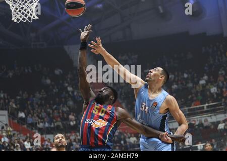 Sankt Petersburg, Russland. 15 Jan, 2020. Gustavo Ayon (R) der Zenit in Aktion gegen Michael Eric (L) des Kirolbet Baskonia Vitoria Gasteiz während des 2019/2020 Turkish Airlines EuroLeague Saison Runde 19 Match zwischen Zenit St. Petersburg und Kirolbet Baskonia Vitoria Gasteiz Credit: SOPA Images Limited/Alamy leben Nachrichten Stockfoto