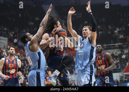 Sankt Petersburg, Russland. 15 Jan, 2020. Wird Thomas (2.L) und Anton Pushkov (2. R) der Zenit in Aktion gegen Pierra Henry (C) der Kirolbet Baskonia Vitoria Gasteiz während des 2019/2020 Turkish Airlines EuroLeague Saison Runde 19 Match zwischen Zenit St. Petersburg und Kirolbet Baskonia Vitoria Gasteiz Credit: SOPA Images Limited/Alamy leben Nachrichten Stockfoto