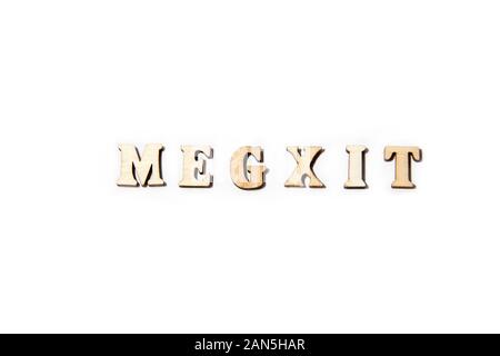 Inschrift Megxit auf weißem Hintergrund aus der Holz- buchstaben isoliert. Text die königlichen Paare Absicht vom Status der zu bewegen Stockfoto
