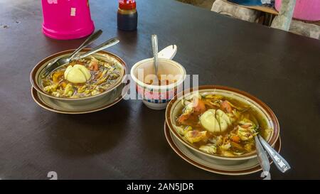 Soto Ayam indonesischen Huhnnudelsuppe an einem lokalen Stall gekocht und serviert am Strand von Legian Bali Stockfoto