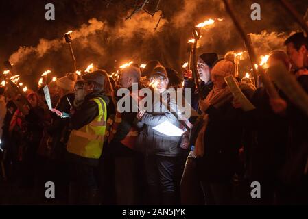 Viel Marcle, Herefordshire, UK. 4. Januar 2020. Hunderte von Menschen, Jung und Alt an der Westons Cider Mill und angrenzendem Obstgarten versammelt, um ta Stockfoto