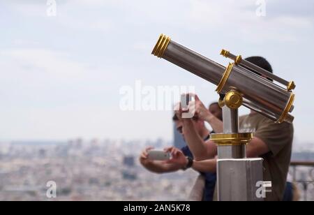 Paris, Ile-de-France/Frankreich - Juni 22, 2016: Silber und Gold tower Viewer steht am Rande eines der vielen Aussichtsplattformen auf dem Eiffel Stockfoto