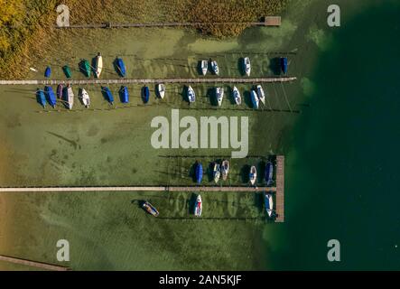 Schöne Boote. Blick von oben auf die Yachten von Flying drone. Stockfoto