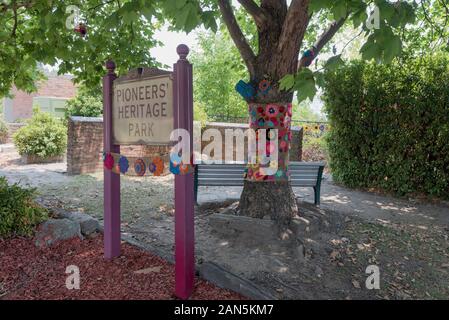 Die Pioniere Heritage Park in Lithgow umfasst eine Gedenkstätte für die 1856 Pioniere der lokalen Bezirk. Der park Schild und Baum haben Garn bombardiert worden Stockfoto