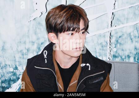 ------ Chinesische Sänger, Tänzer und Schauspieler Jackson Yee erscheint, ist bei einer Werbeveranstaltung seines neuen Films bessere Tage, die erwirbt über 500 Befragten Stockfoto