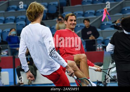 Schweizer Tennisspieler Roger Federer, Mitte, versucht Federball während seiner Ausbildung zu treten, Hangzhou, der ostchinesischen Provinz Zhejiang, Stockfoto