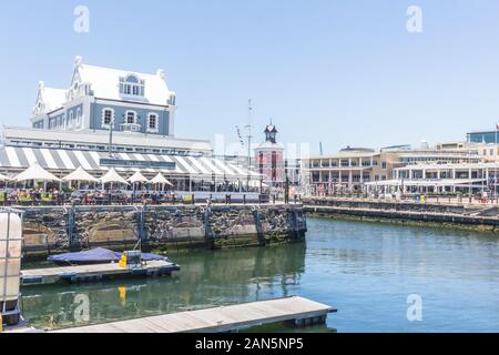 Kapstadt, Südafrika - 01 Januar 2020: Seitenansicht des Gebäudes den Alten Hafen Captain's 1904 im mit dem roten alten Uhrturm und Restaurants gebaut Stockfoto