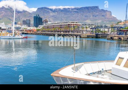 Kapstadt, Südafrika - 01. JANUAR 2020: V&A Waterfront mit Blick auf den Tafelberg, eine beliebte Touristenattraktion am Neujahrstag 2020 Stockfoto