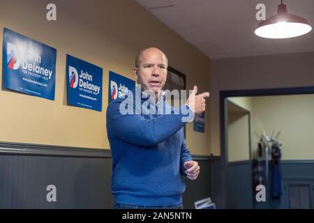 Ehemalige Kongressabgeordnete und Präsidentschaftskandidat John Delaney Abendessen mit Wähler an den Iron Horse Grill in Osceola, Iowa. Stockfoto