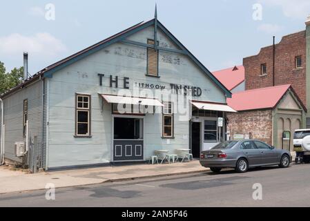 Die 1903 Tin Halle Cafe in der Bridge Street Lithgow, ist die einzige noch verbleibende Beispiel einer gemeinsamen Föderation Carpenter Gothic Holz und Eisen Lager. Stockfoto