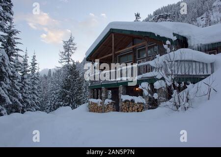Schnee bis auf Eagle Anzeigen nach einem Wintersturm. Von Eagle, in Sanders County im US-Bundesstaat Montana. Stockfoto