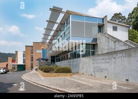 Die westliche Institut für TAFE, Lithgow Campus ist eine Kombination von Gebäuden, die über viele Jahre aufgebaut mit den neuesten pre-form Beton Stahl und Glas Stockfoto