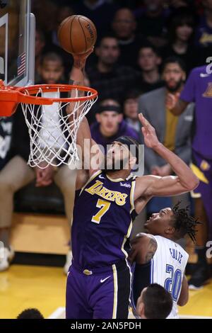 Los Angeles, Kalifornien, USA. 15 Jan, 2020. Los Angeles Lakers' JaVale McGee (7) Geht bei einem Dunk gegen Orlando Magic Markelle Fultz (20) Während ein NBA Basketball Spiel zwischen den Los Angeles Lakers und Orlando Magic, Mittwoch, Januar 15, 2020, in Los Angeles. Credit: Ringo Chiu/ZUMA Draht/Alamy leben Nachrichten Stockfoto