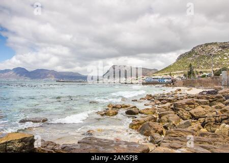 Kapstadt, Südafrika - 03 Januar 2019: Blick vom St. James Beach über Kalk Bay Harbor | False Bay, Kapstadt, Südafrika Stockfoto