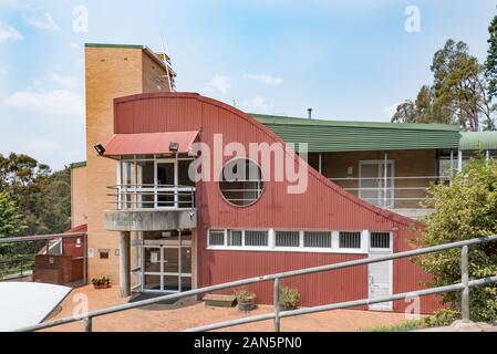 Block D an der westlichen Institut für TAFE, Lithgow durch die NSW Regierung Architekten Büro unter JW (Ian) Thomson entwickelt wurde im April 1986 eröffnet Stockfoto