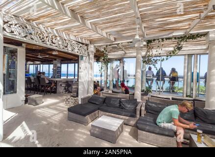 Kapstadt, Südafrika - 03. JANUAR 2019: Hemingway Bar Inneneinrichtung mit Sea Sand Boden am Kap zu Kuba Restaurant in Kalk Bay, Western Cape, Südafrika Stockfoto