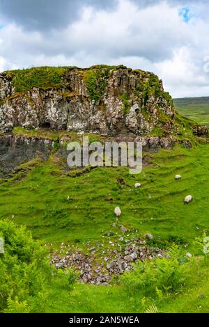 Die Fairy Glen im späten Frühjahr, Frühsommer. Isle of Skye, Schottland. Stockfoto