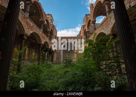 Die Ruinen der alten verlassenen Synagoge in Vidin, Bulgarien. Das Hotel liegt in der Nähe der Festung Baba Vida. Einer der größten jüdischen Tempel in Bulgarien. Stockfoto