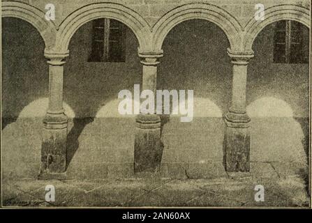 España, sus monumentos y Artes, su naturaleza E HISTORIA. ????? ??? MI??? VIM jjMÉK jMMBV^ fl | ÉnH |^^^^^^ w U |^^^^^^^^^^^^ k lílllli? infii SillflÉ • Im&lt; f IMéH, !^-??** ÍSKV 2-W*" 1**-^^* ich "ich^-"-^.;-^ jxAf ^-^: Ki -^. SANTANDEf&lt;. - El Patio antiguo" del Monasterio de Corran 396 SANTANDER SU desarrollo El del Fuste, y provistas de Sus correspondientesbasas, de Igual linaje, levantadas sobre octogonales y largosplintos, entre las cuales se tendía en otro Tiempo seguramenteel cerraba antepecho que El Claustro. Ricamente molduradas, las archivoltas de estos Arcos voltean Con Gracia sobre sus-res-pecti Stockfoto