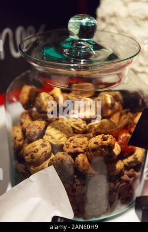Weihnachtszeit Snack, Chocolate Chip gewürzte Butter Cookies in Glas Cookie Jar. Dessert, Süßspeisen, Behandeln und Bäckerei Rezept. Lebensmittelindustrie, R Stockfoto