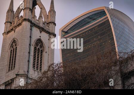 20 Fenchurch Street, das Walkie-Talkie-Gebäude und Saint Dunstan in der East Church in der City of London Stockfoto