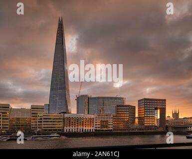 Der Shard und andere Gebäude im Süden der Themse, in der Nähe der London Bridge Stockfoto