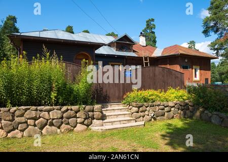 SVETLITSA, Russland - August 6, 2019: Blick auf den Eingang zu einem kleinen, privaten Hotel hinter einer Holzwand im Sommer Stockfoto