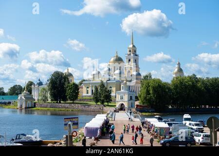 STOLOBNY iSLAND, Russland - August 6, 2019: Der Weg zum Kloster. Nilo-Stolobenskaya Stolobny Pustyn - ist auf der Insel im See Seliger gelegen. Tve Stockfoto