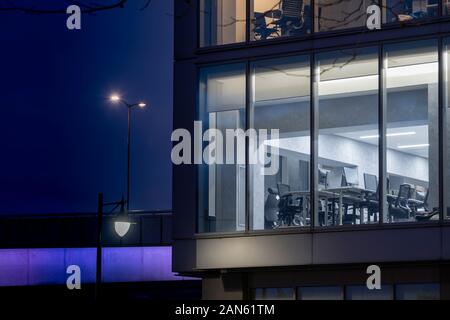 Leeres Büro in der Nacht Stockfoto