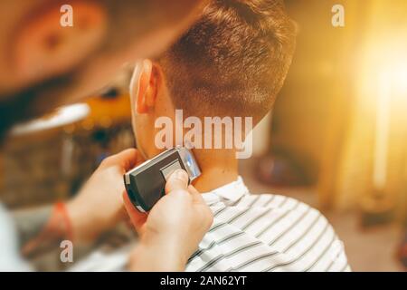 Friseur- Scheren der Haare auf dem Kopf mit Schere. Haarschnitt close-up. Friseur Stockfoto