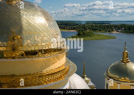 Die goldene Kuppel der Orthodoxen Kathedrale. Nilo-Stolobenskaya Stolobny Pustyn - ist auf der Insel im See Seliger gelegen. Tver Gebiet, Russland Stockfoto