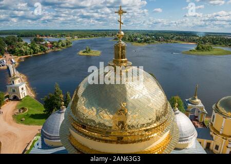 Die goldene Kuppel der Orthodoxen Kathedrale. Nilo-Stolobenskaya Stolobny Pustyn - ist auf der Insel im See Seliger gelegen. Tver Gebiet, Russland Stockfoto