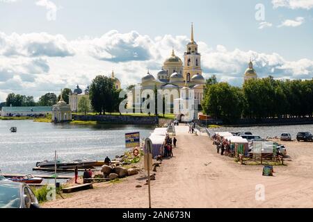 STOLOBNY iSLAND, Russland - August 6, 2019: Der Weg zum Kloster. Nilo-Stolobenskaya Stolobny Pustyn - ist auf der Insel im See Seliger gelegen. Tve Stockfoto