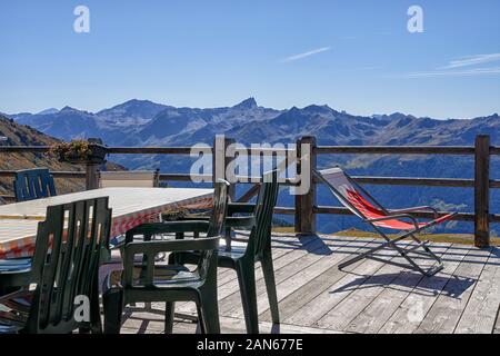 Auf der Sonnenterrasse des Le Tsapé Restaurant mit Blick auf die Berge des Val d'Anniviers. Chandolin, Kanton Wallis, Schweiz Stockfoto