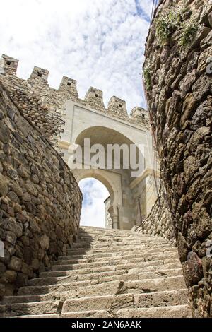 Stein Treppe führt hinauf in die obere Etage der alten mittelalterlichen Burg Stockfoto